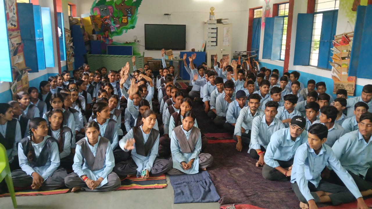 वरड़ा गांव के स्कूल में 'नो बैग डे' पर रचनात्मकता का उत्सव, विद्यार्थियों ने सीखा स्केचिंग और कहानी लेखन*