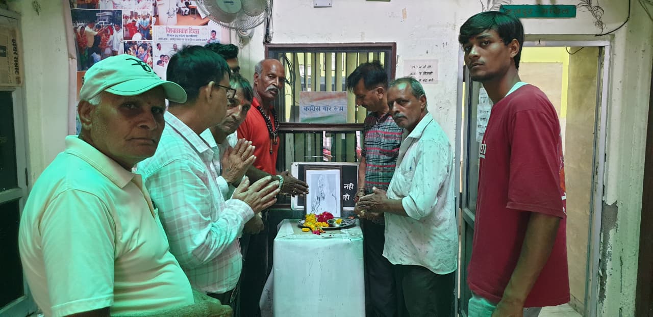 पूर्व राष्ट्रपति डॉ. ए.पी.जे. अब्दुल कलाम की पुण्यतिथि पर पुष्पांजलि अर्पित