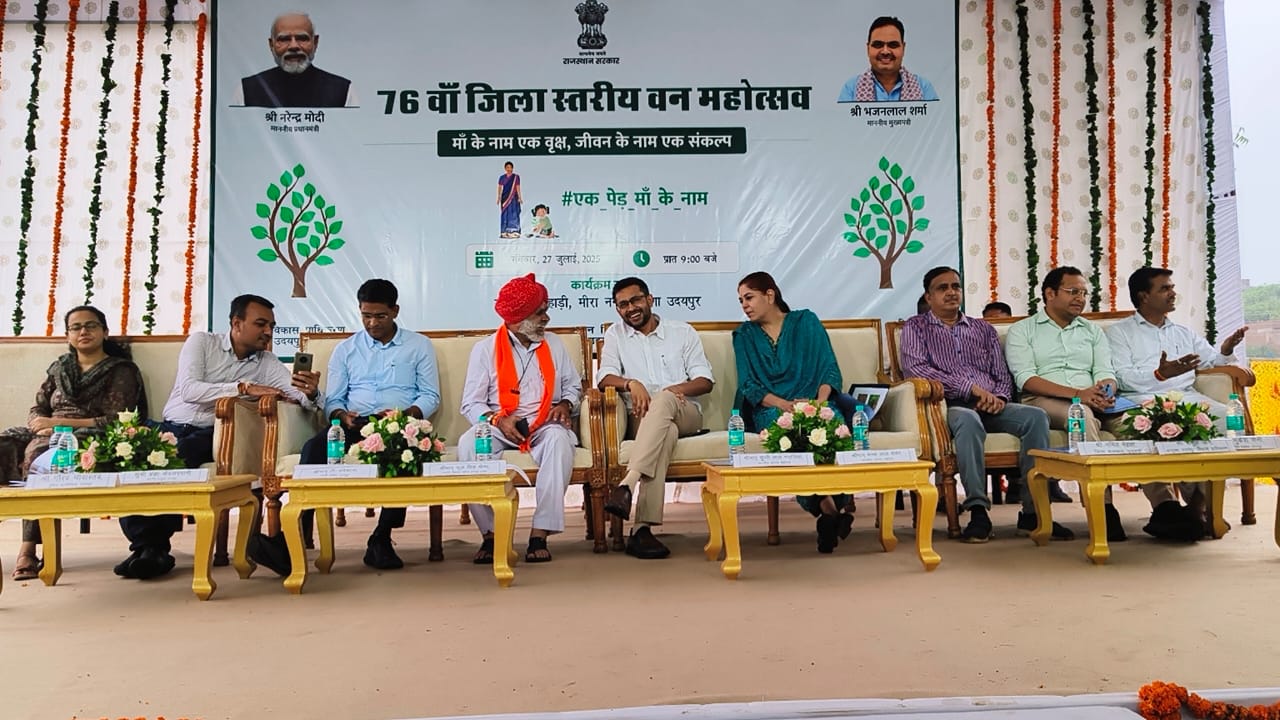 रत्नागिरी पहाड़ी पर जनप्रतिनिधियों अधिकारियों ने रोपा एक पेड़ मां के नाम