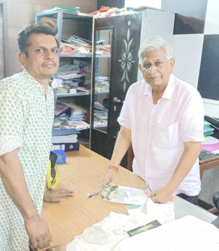 हरियाली तीज पर गौषाला को गाड़ी भर चारा भेंट  