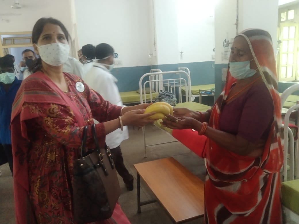 संगठन द्वारा फल एवं पोषण किट वितरित