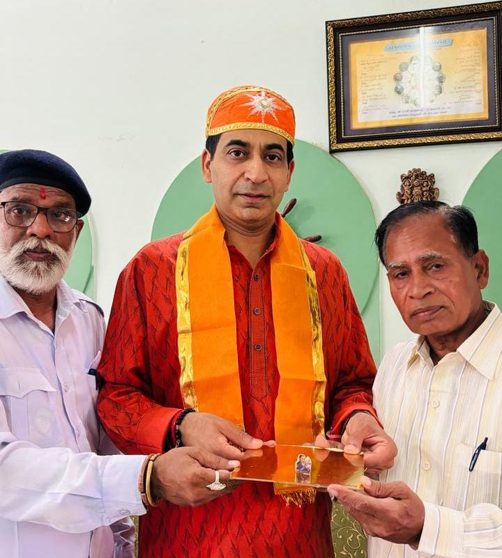 हिरन ने किया मोहम्मद रफीक की सूक्ष्म पुस्तिका का विमोचन