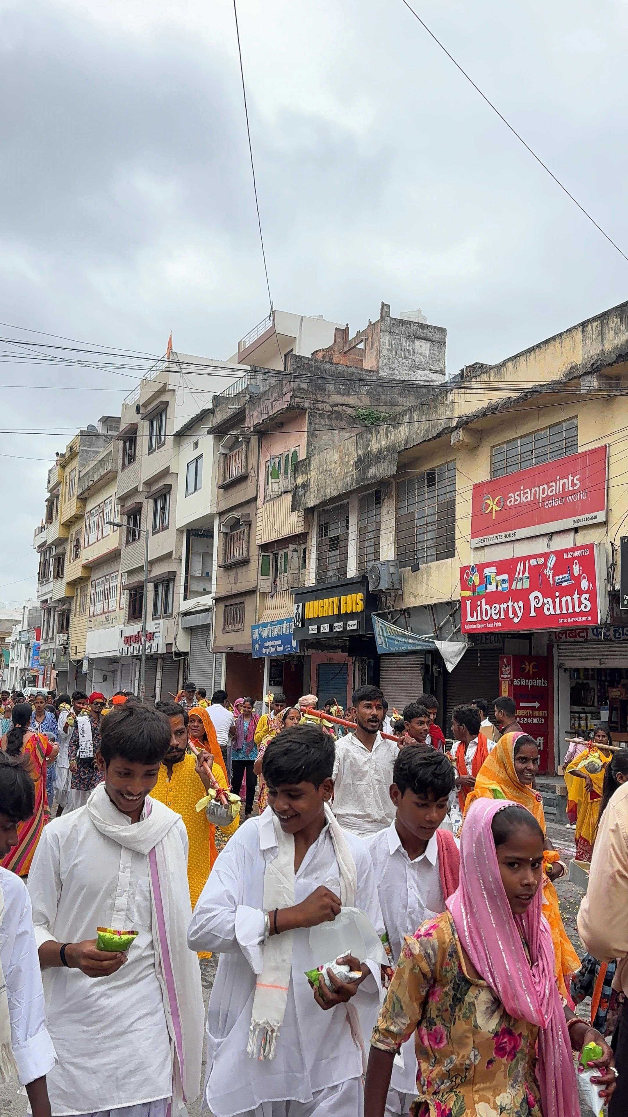 उदयपुर ।शक्तिनगर व्यापार मंडल  व शिव भक्तों द्वारा कावड़ यात्रा का भव्य स्वागत किया। 
