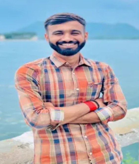 रोड लाइट पोल में करंट से छात्र की मौत