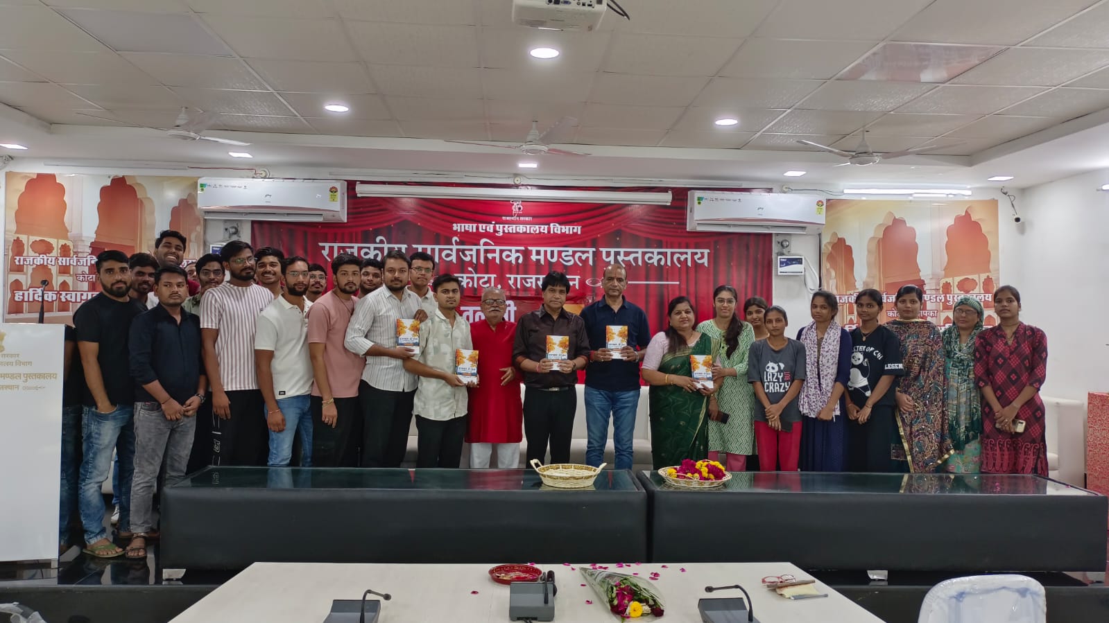 अतुल कनक के राजस्थानी काव्य संग्रह 'पानखर में प्रेम ' का विमोचन   