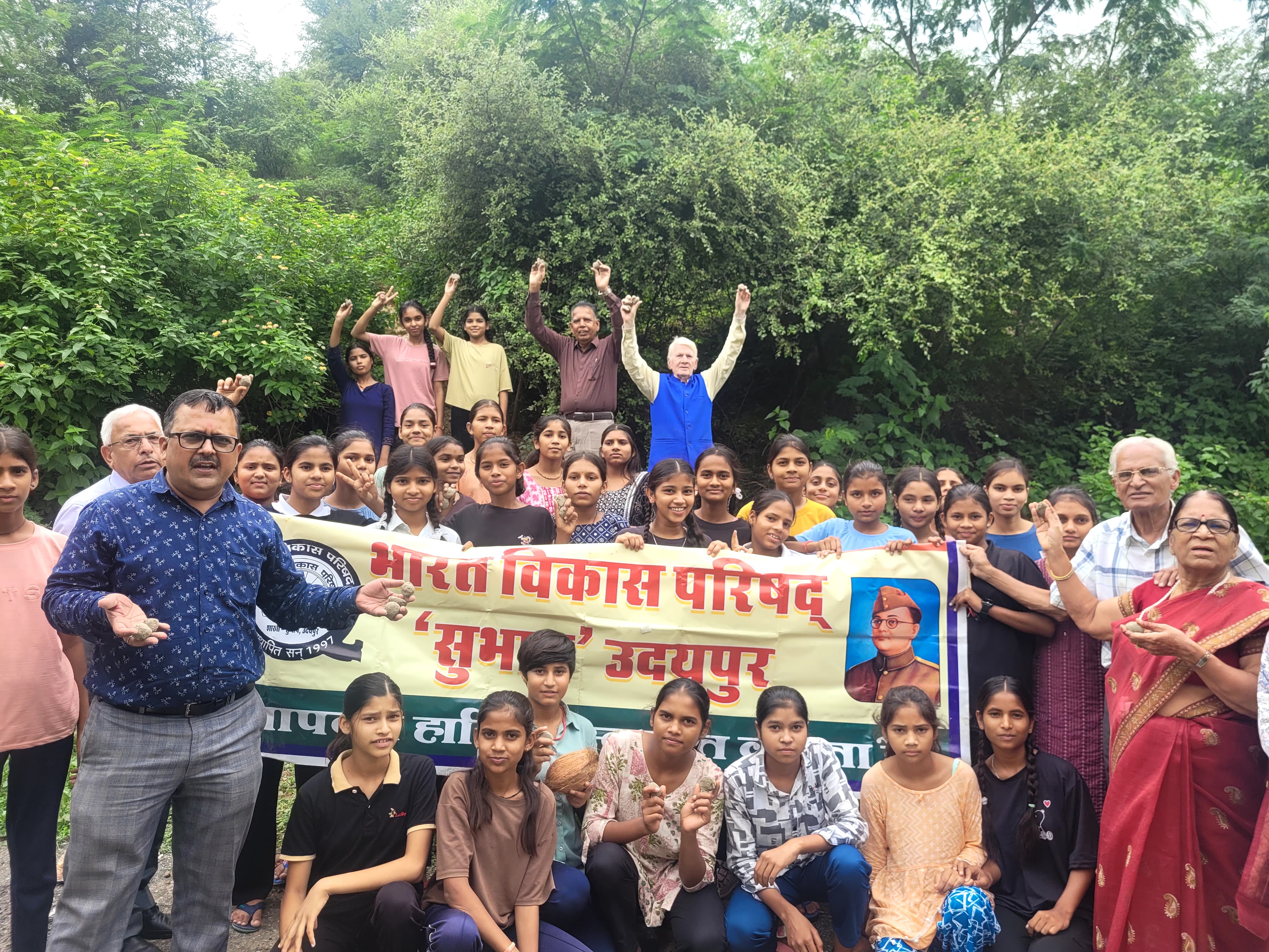 पहाड़ पर डाले सीड बॉल्स