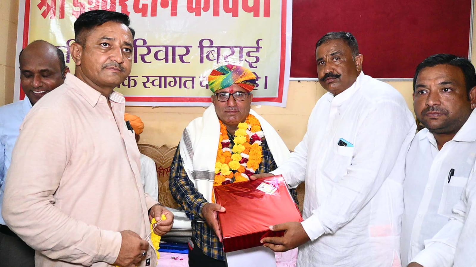 पूछताछ सहायक श्री ईश्वरदान कविया को सेवानिवृत   होने पर दी गई भावभीनी बिदाई