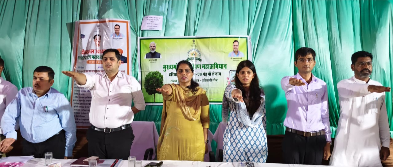 ग्राम पंचायत हाकमाबाद में जिला कलक्टर की रात्रि चौपाल आयोजित