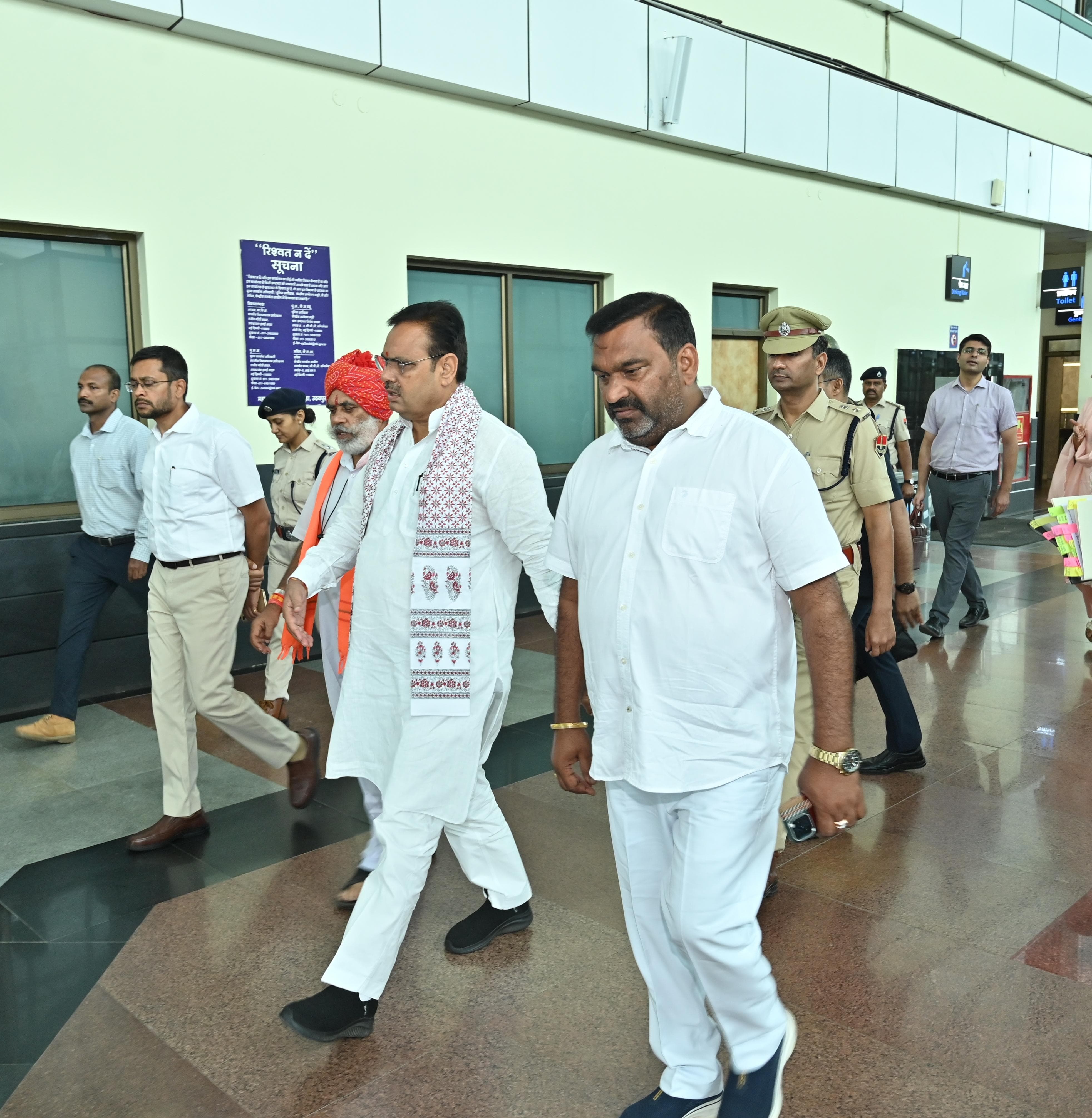 मुख्यमंत्री भजनलाल शर्मा का डबोक एयरपोर्ट आगमन, जनप्रतिनिधियों एवं अधिकारियों ने की अगवानी