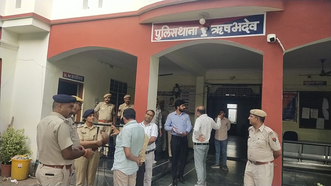 जिला कलेक्टर पहुँचे ऋषभदेव , कानून व्यवस्था के मद्देनजर हालातों का लिया जायजा