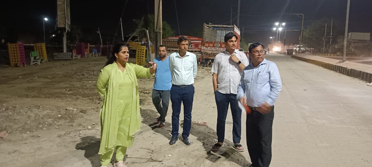 देर रात को जिला कलक्टर ने किया किसान चौक, गौतम बुद्ध नगर, एसटीपी का अवलोकन
