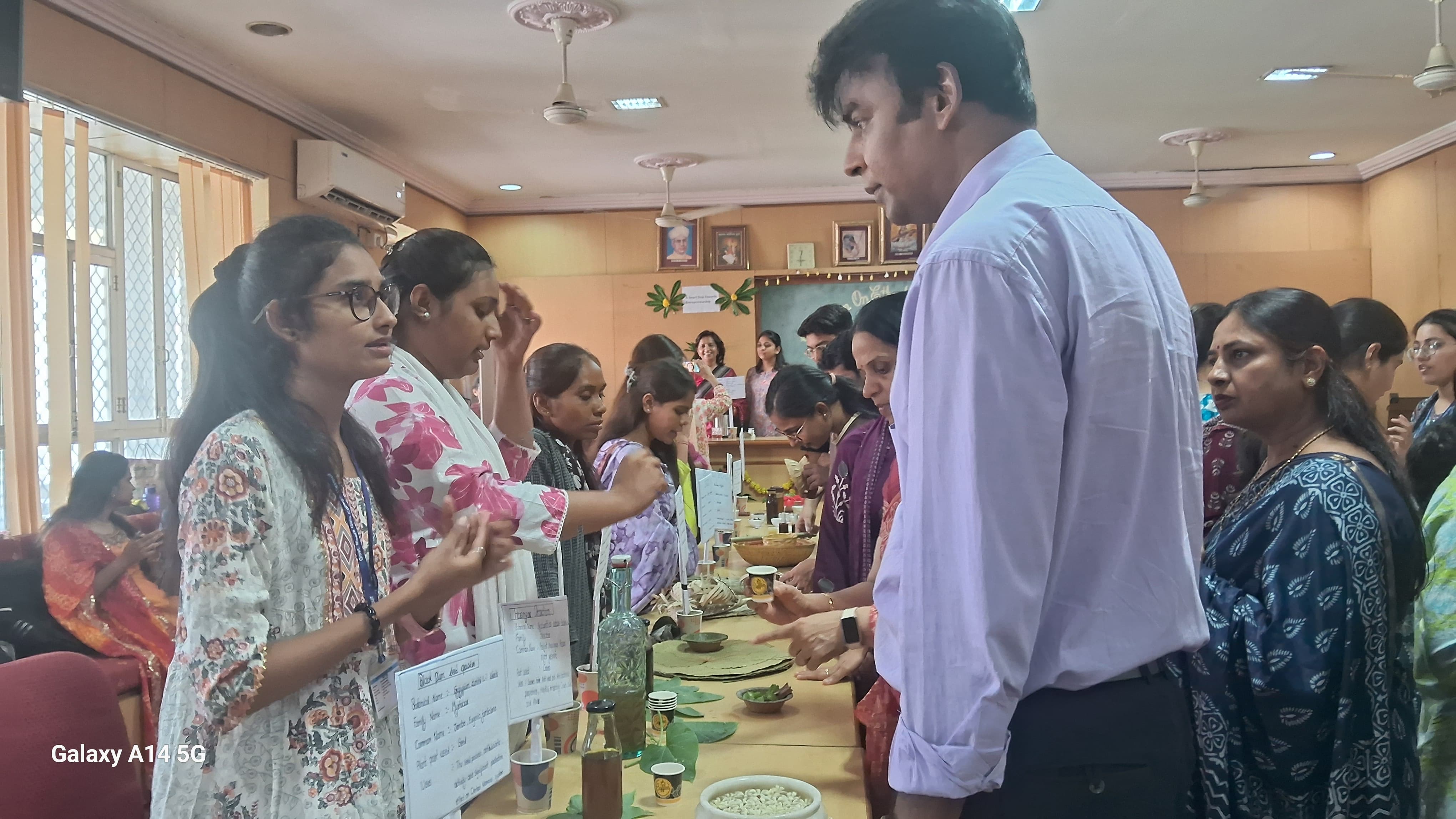 मीरा कन्या महाविद्यालय में लोकवानस्पतिक उत्पादों की प्रदर्शनी