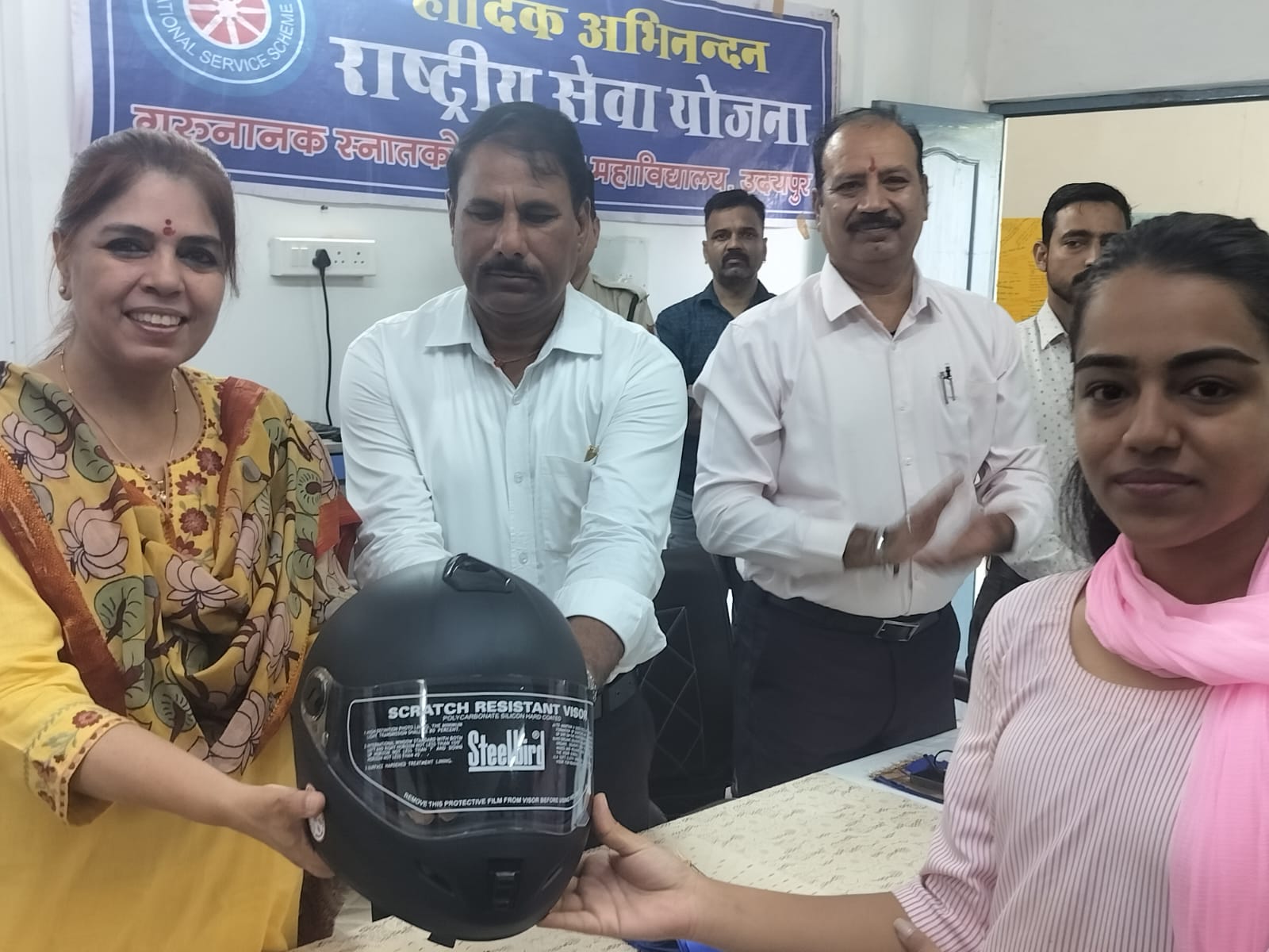 हेलमेट पहनने की आदत अपनाएं, दूसरों को भी करें प्रेरित - संभागीय आयुक्त केवलरमानी