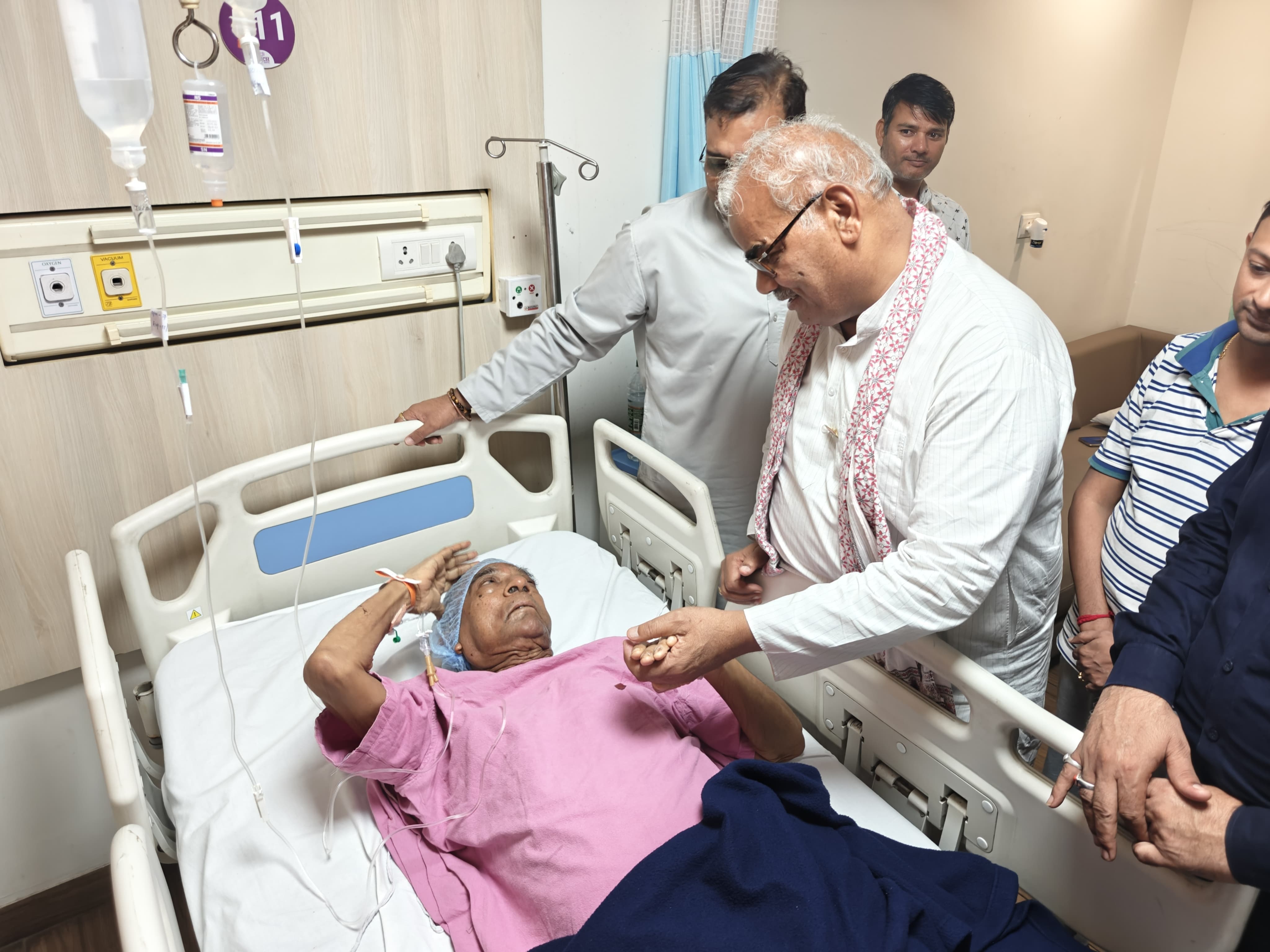 शिक्षा मंत्री ने पूछी पूर्व विधानसभा अध्यक्ष की कुशलक्षेम
