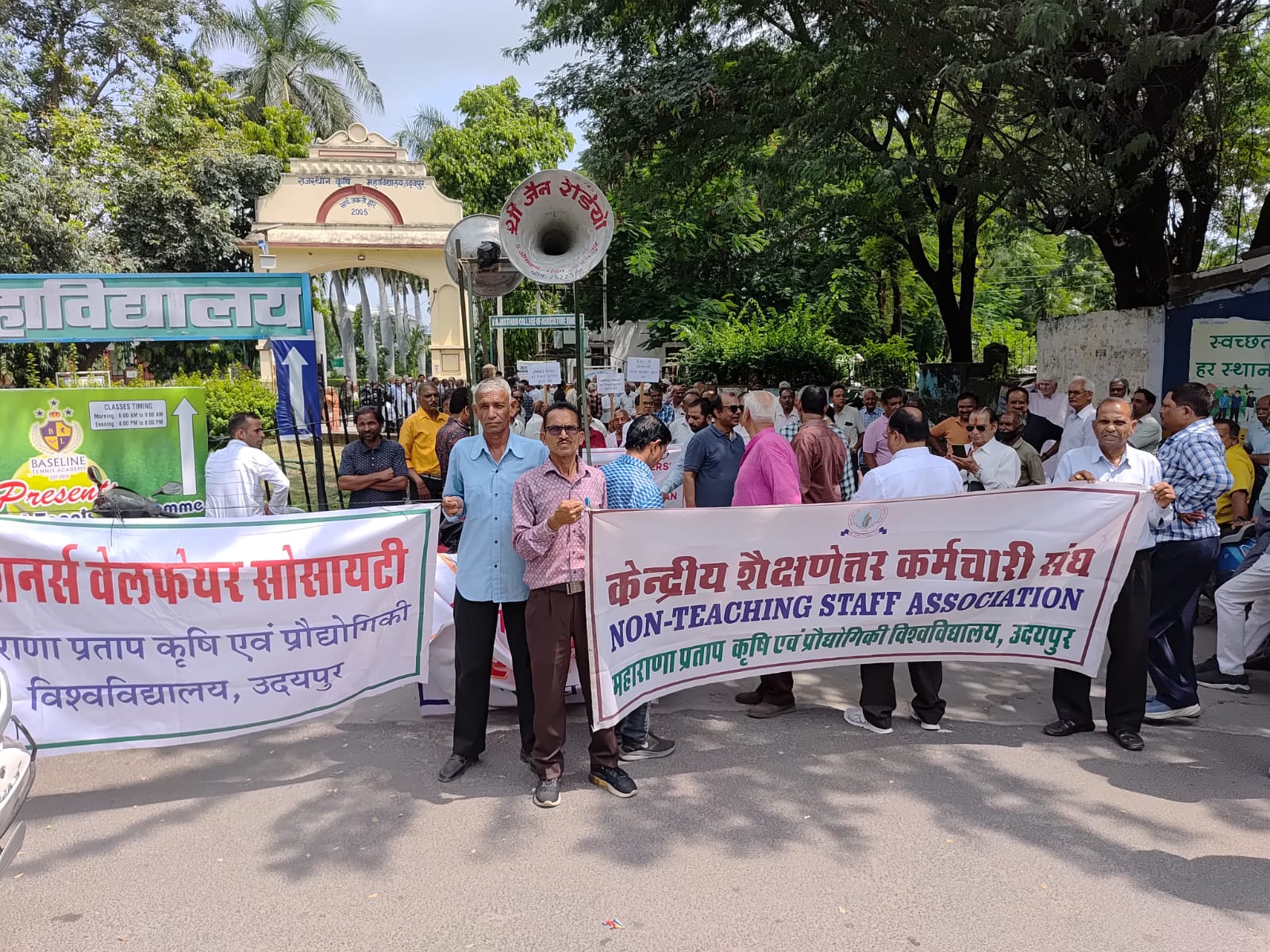 जीवन कि संध्या में पेंशेनर्स को करना पड़ रहा है आन्दोलन