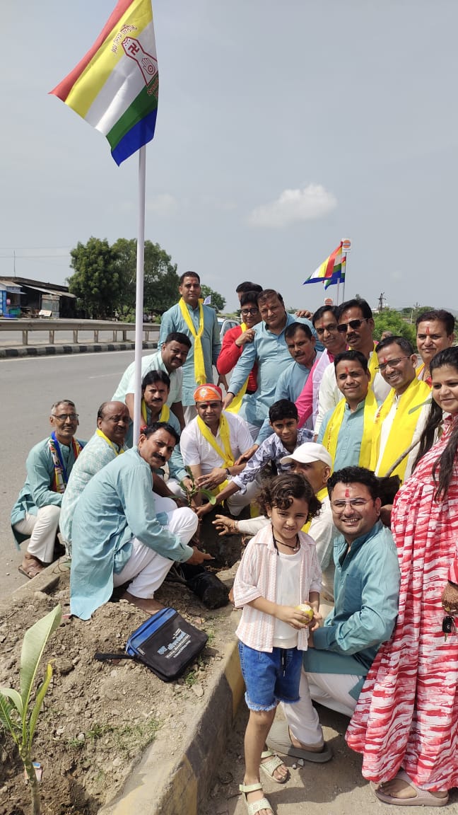 मूलनायक भगवान पर किया सर्व औषधियक्त 108 कलश से अभिषेक,पृक्षरोपण यात्रा निकाल किया 61 पौधों का पौधरोपण