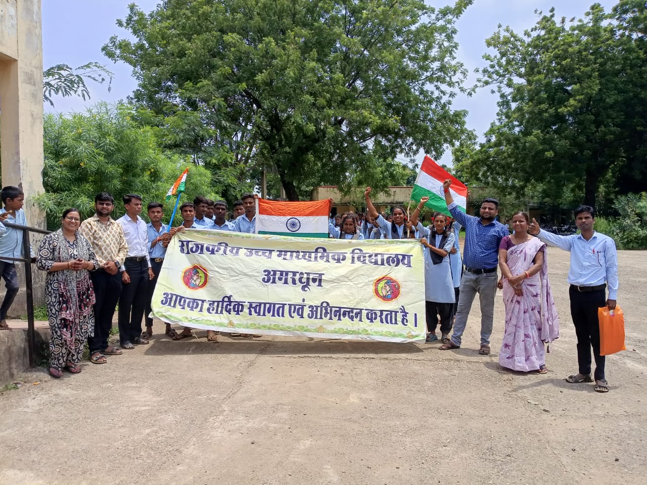 हर घर तिरंगा रैली में देश भक्ति गीतों पर झूमे विद्यार्थी