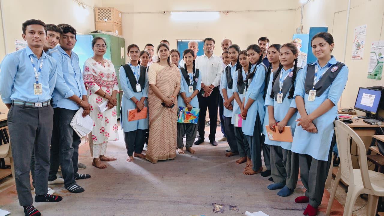 नीति आयोग की केन्द्रीय प्रभारी अधिकारी एवं जिला कलक्टर ने उप स्वास्थ्य केंद्र अमरसागर का किया निरीक्षण