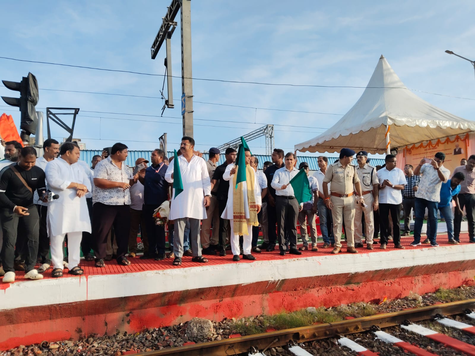 सांसद संबित पात्रा ने पुरी से ट्रेन को झंडी दिखाकर श्रीगंगानगर के लिए रवाना किया