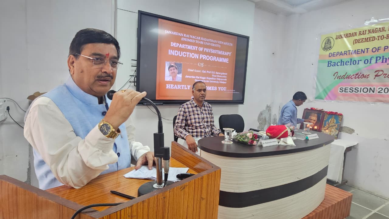 विद्यापीठ - फिजियोथेरेपी चिकित्सा महाविद्यालय में नव आगंतुक विद्यार्थियों का दीक्षारंभ समारोह का हुआ आयोजन