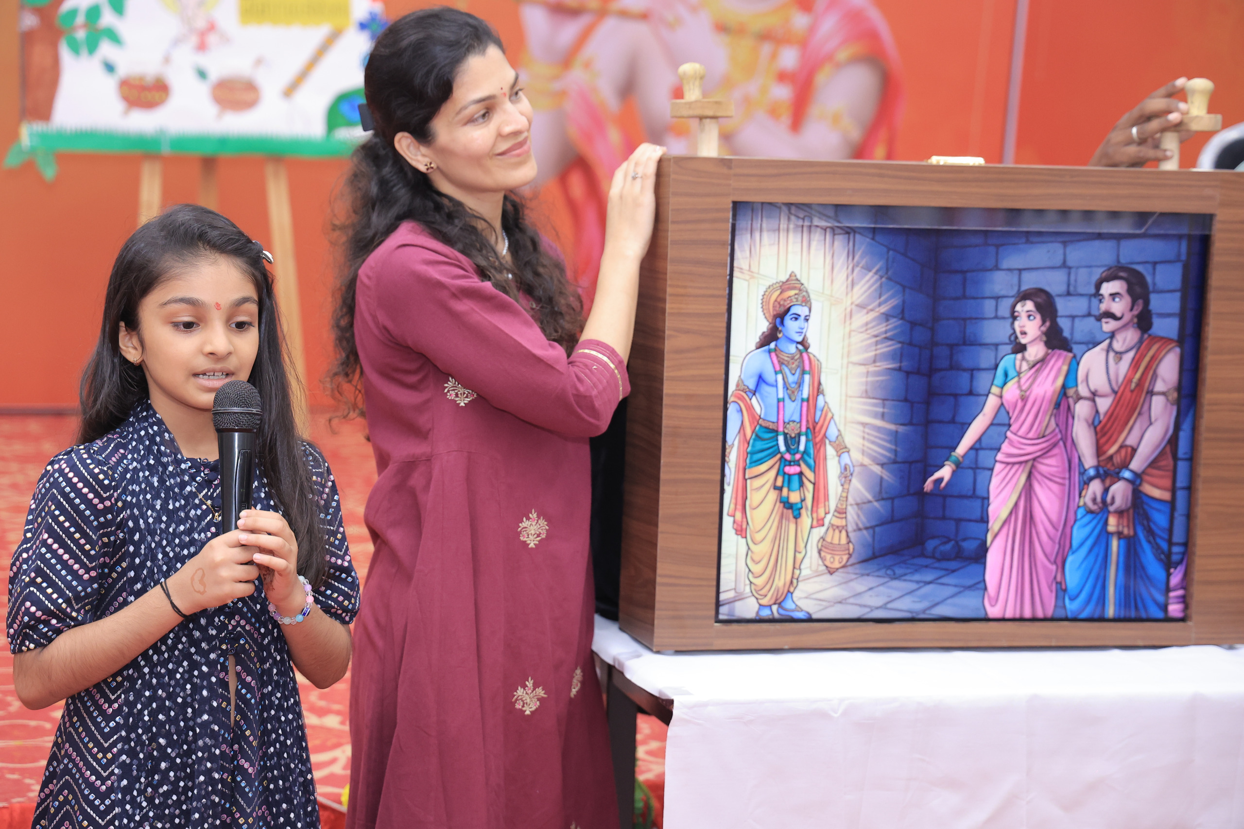 अहाना के भजनों पर झूम उठे बच्चे
