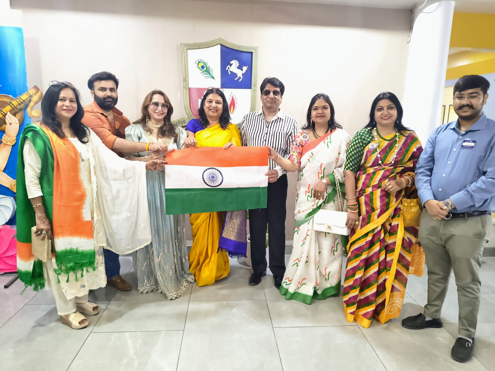 रोटरी क्लब दृष्टि ने 2 हजार विद्यार्थियों को बांटे झण्डे