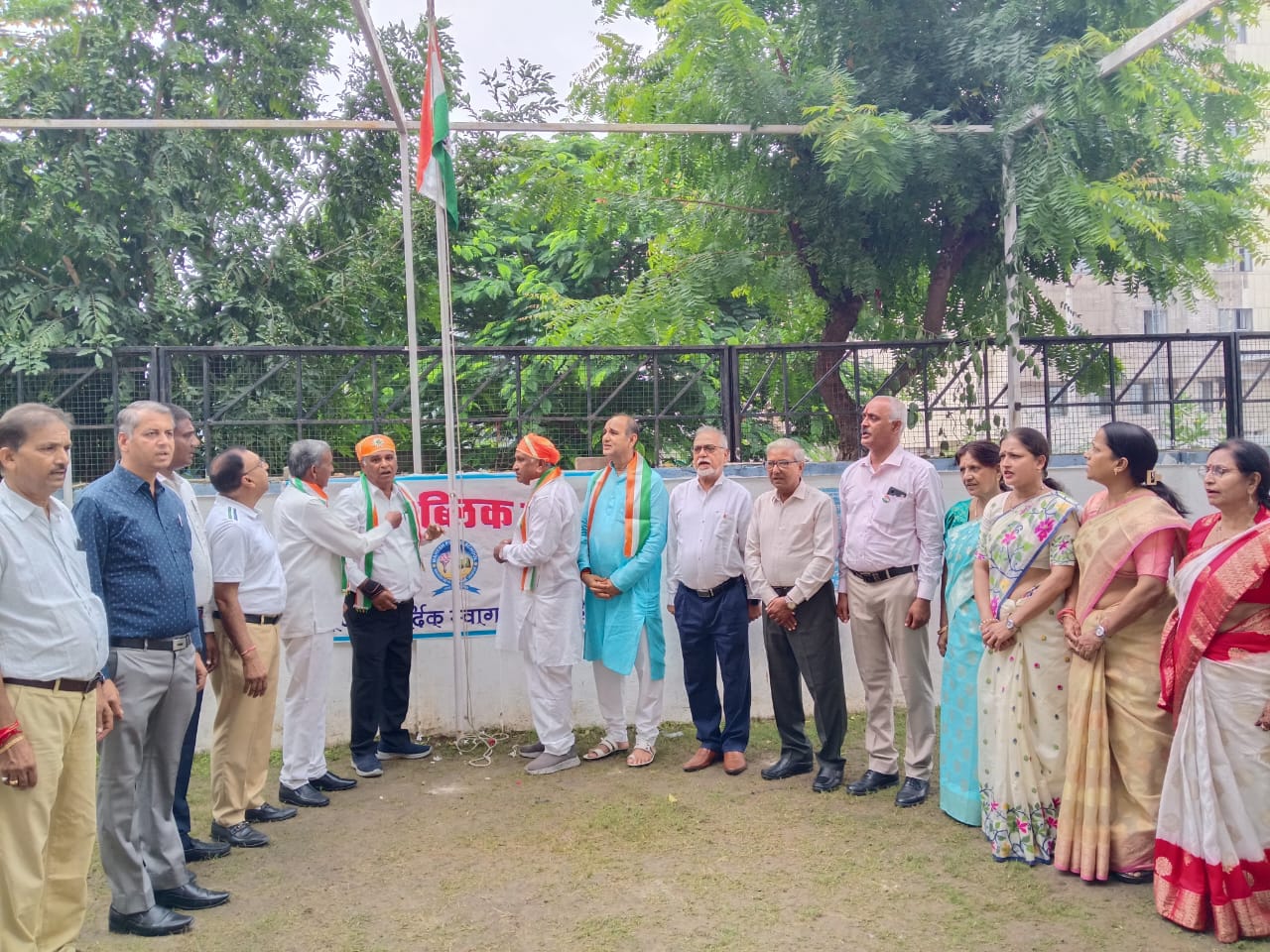 स्वतंत्रता दिवस पर महेश सेवा संस्थान में देशभक्ति की गूंज, शिक्षा संसाधन भी भेंट