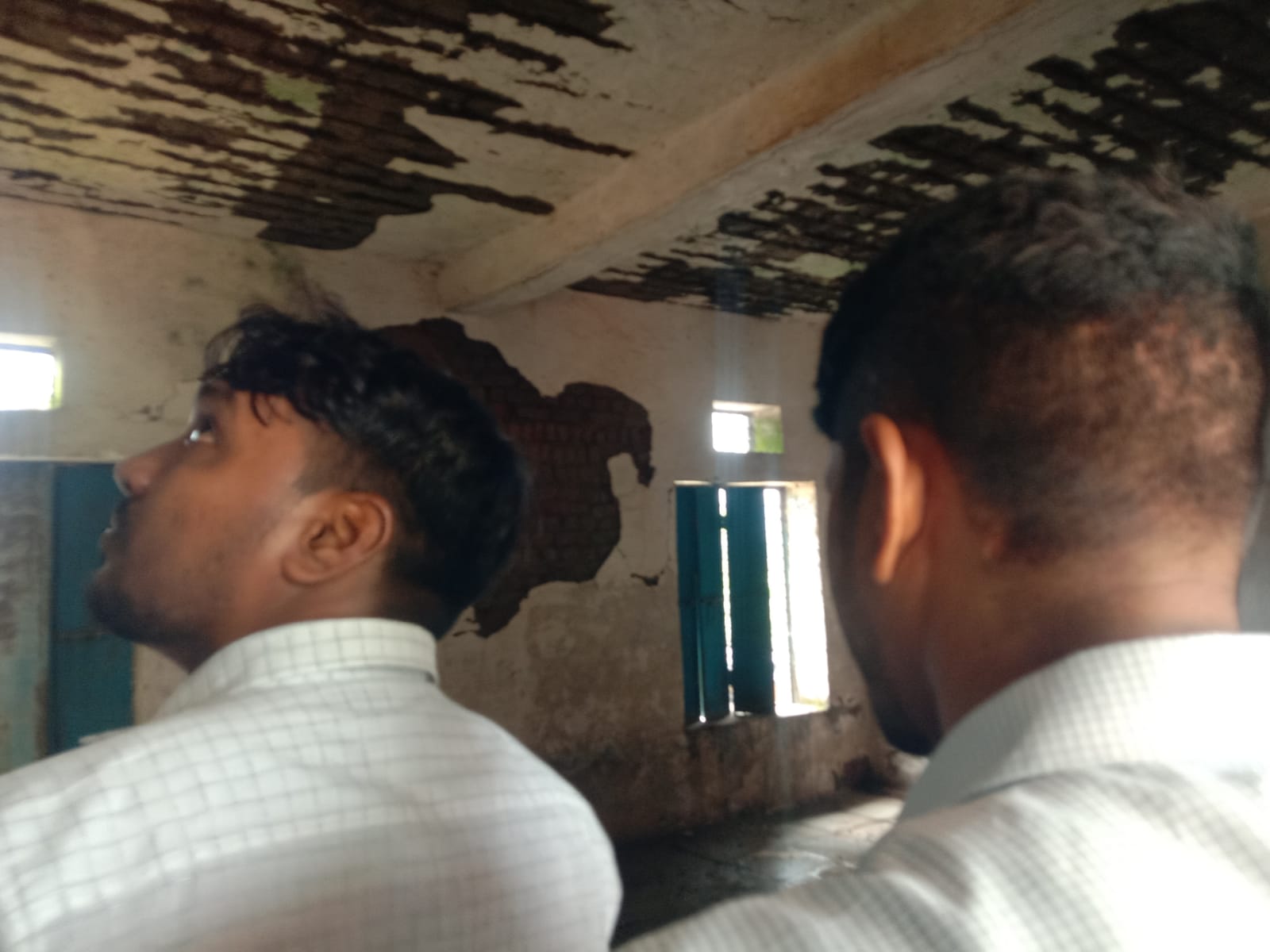 जर्जर भवनों को लेकर अभिभावकों में आक्रोश,पीओ को घेरा खूब करी खोटी सुनाई