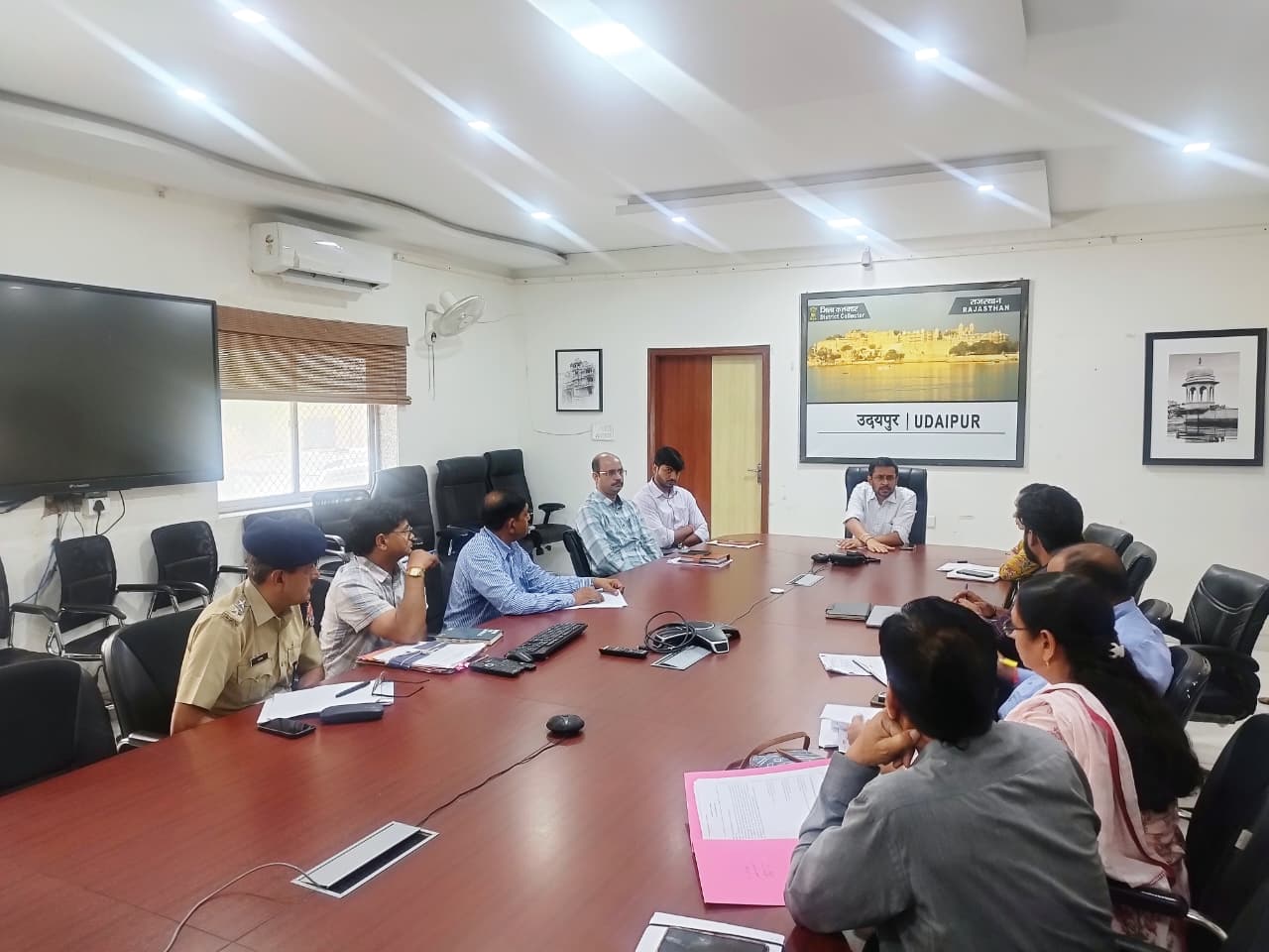 निराश्रित घूम रहे गौवंश को गौशालाओं में शिफ्ट करने की करें कार्यवाही - जिला कलेक्टर