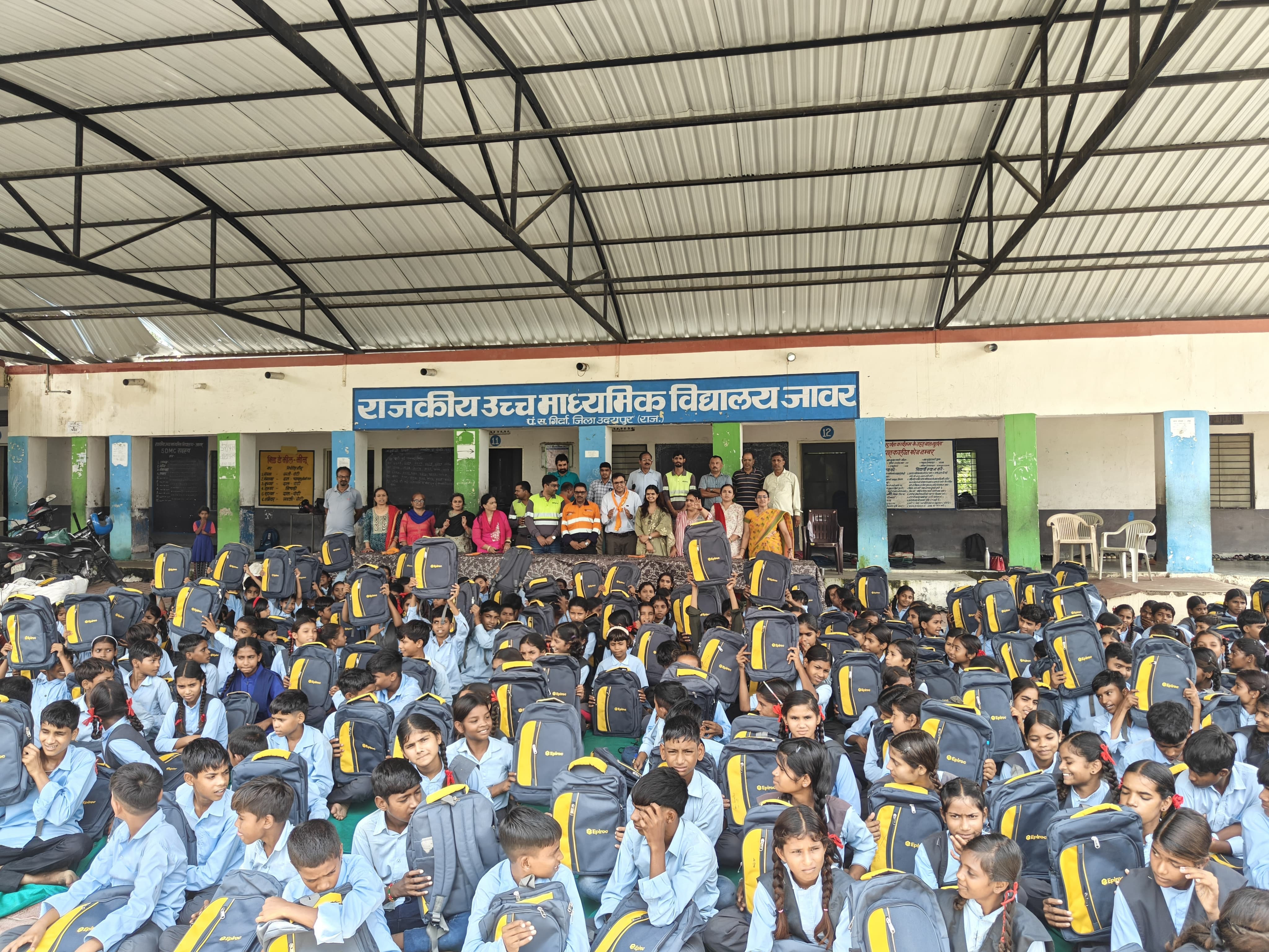 300 विद्यार्थियों को निःशुल्क स्टेशनरी एवं बैग वितरित