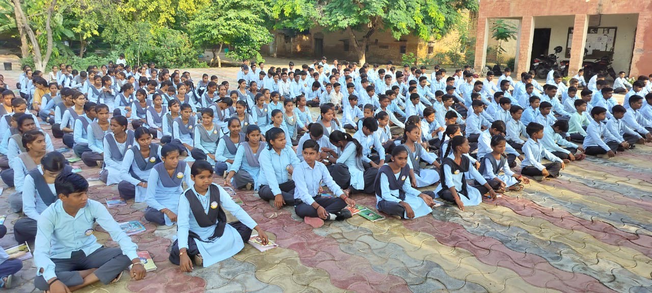 विद्यार्थियों को ‘मुझे गर्व है, मैं नशा मुक्त हूँ‘ सुरक्षा कवच पॉकेट बैज वितरित