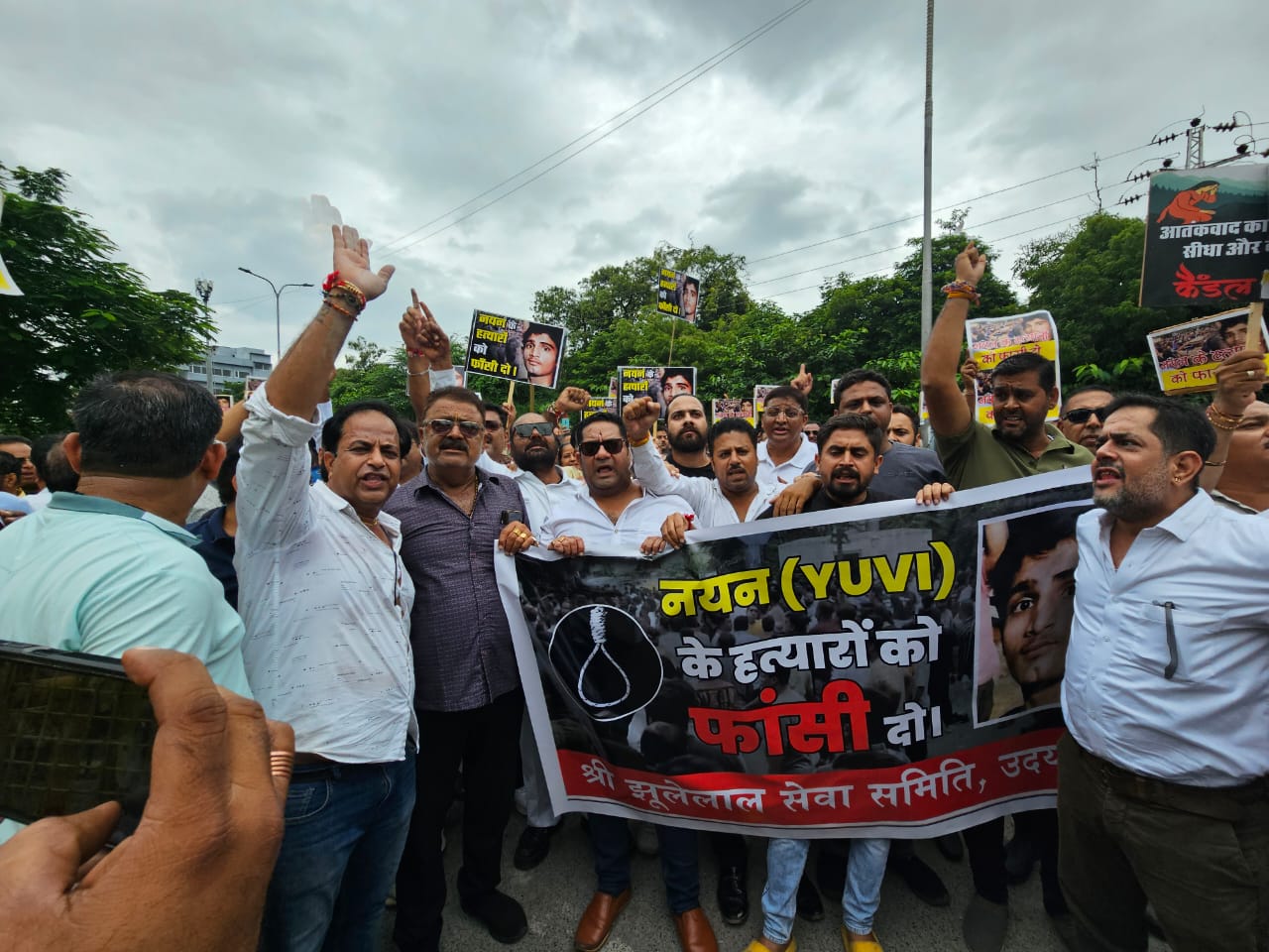 अहमदाबाद में छात्र की हत्या के विरोध में उदयपुर सिंधी समाज का जुलूस, कलेक्टर को सौंपा ज्ञापन