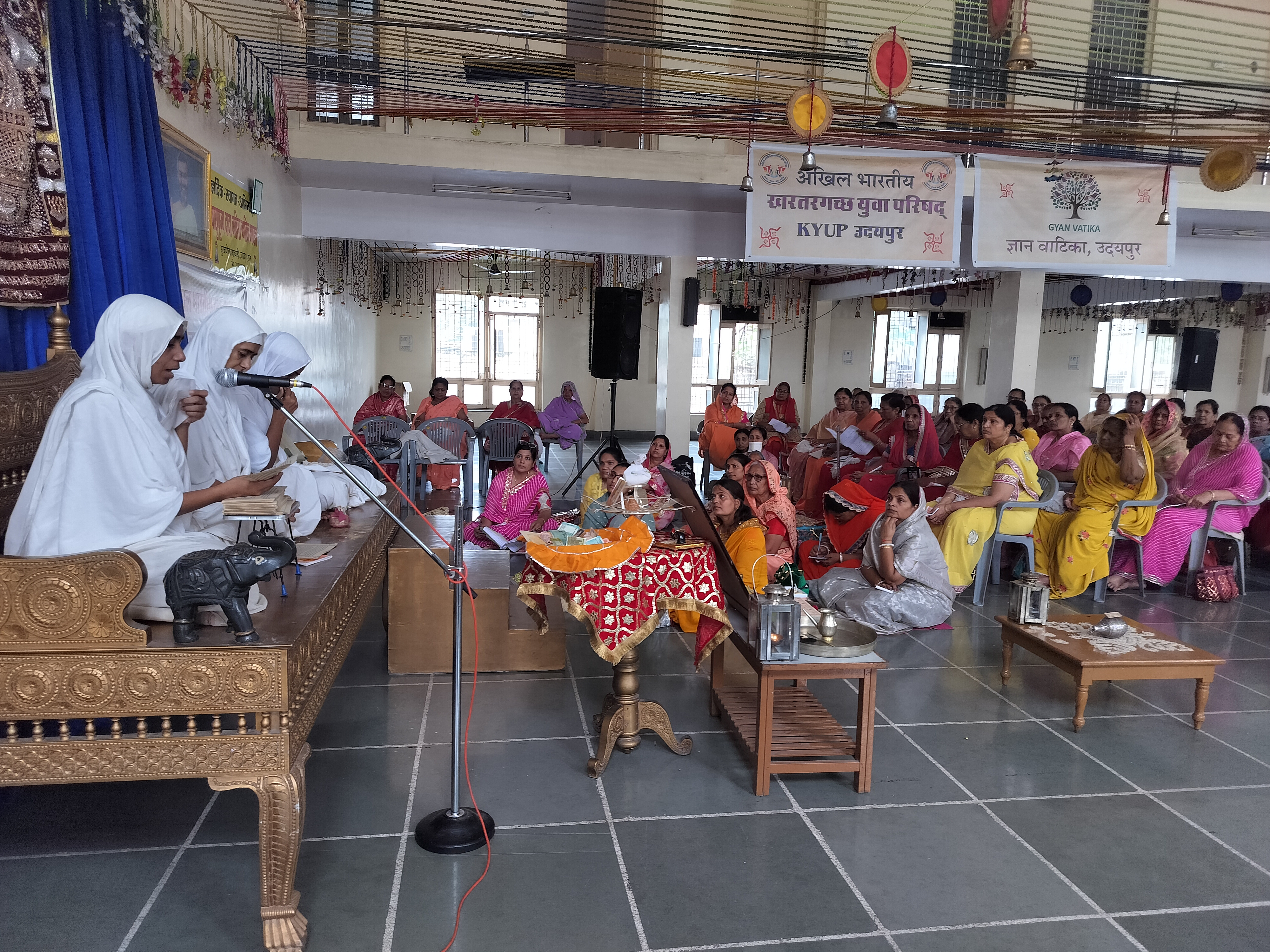 दादाबाड़ी में शास्त्र कल्पसूत्र बोहरायें