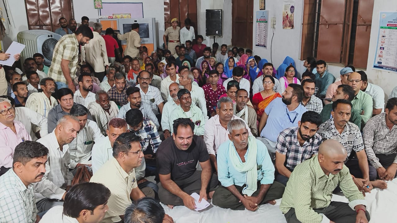 जिला कलक्टर की रात्रि चौपालरू अडिन्दा पंचायत में सुनी समस्याएं