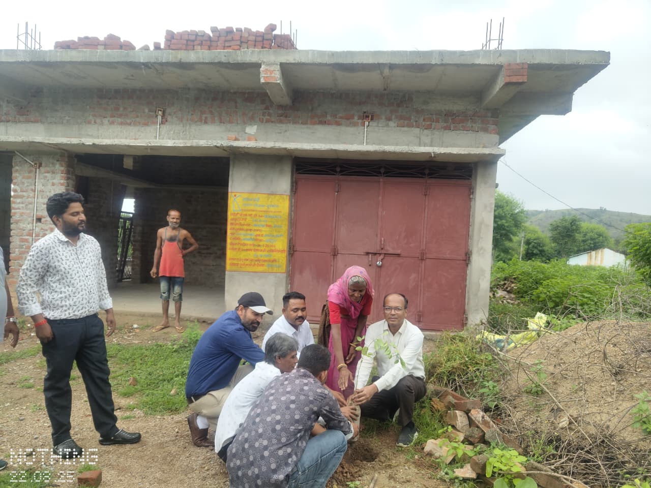 “एक पेड़ मां के नाम” अभियान पीएम आवास लाभार्थियों के घरों पर हुआ वृक्षारोपण