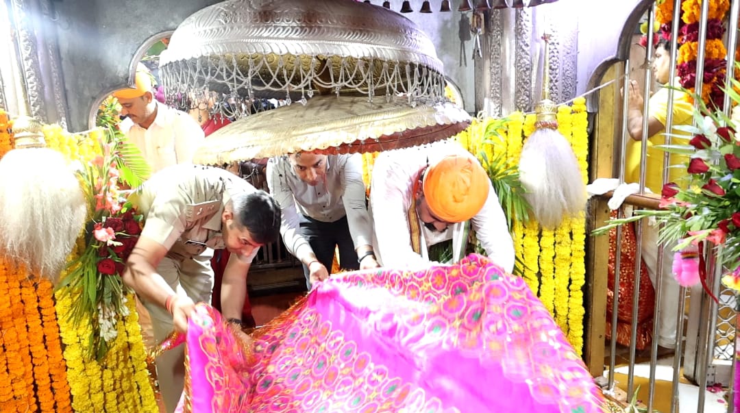 641वें रामदेवरा मेले का विधिवत शुभारंभ, मंगला आरती के साथ हुई शुरुआत  अतिरिक्त जिला कलक्टर परसा राम सैनी ने बाबा रामदेव की समाधि की पूजा-अर्चना की,