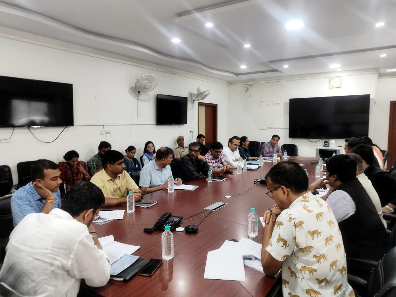 त्रैमासिक बैठक नियम तोड़ने वालों पर सख्त कार्रवाई हो - जिला कलेक्टर मेहता