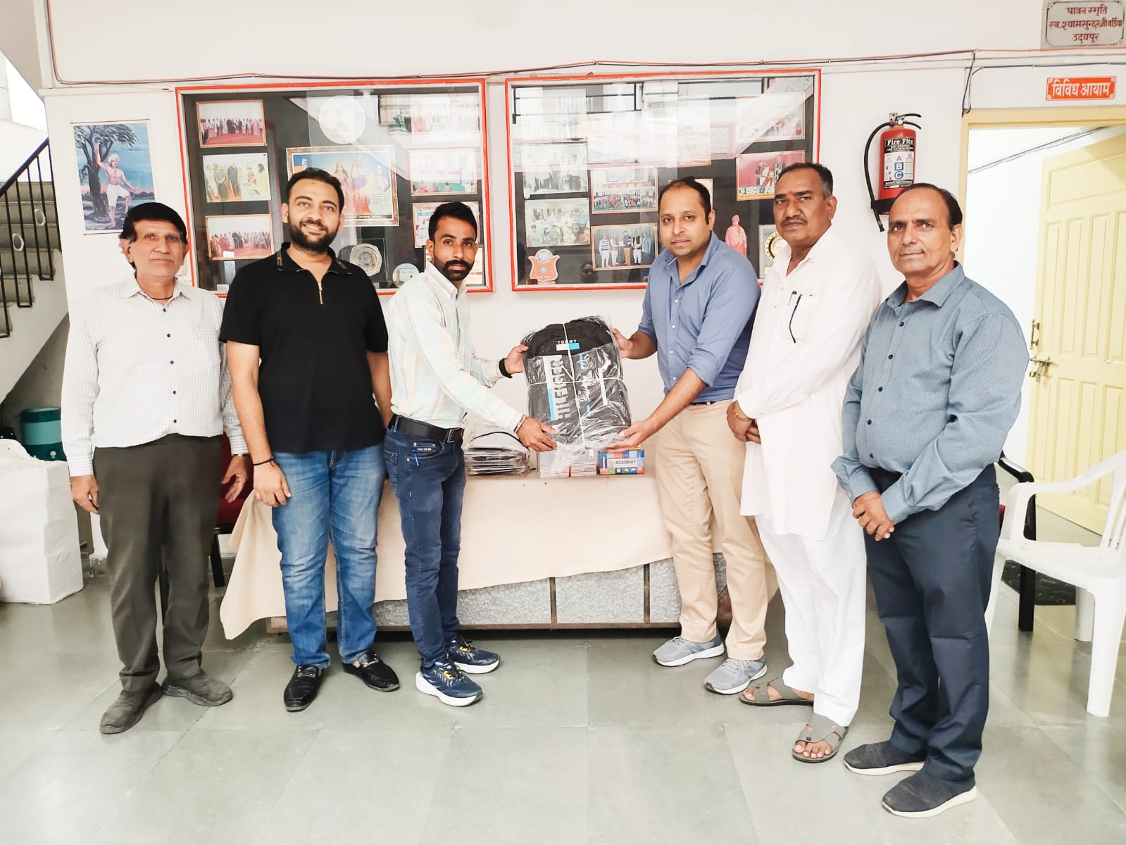 विद्यार्थियों को सामग्री वितरित