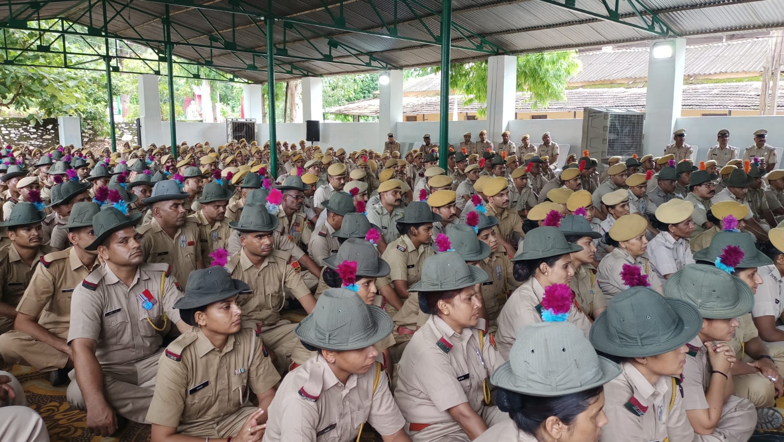 खेरवाड़ा पीटीएस में दिखी डीजीपी की संवेदनशीलता की अनूठी नजीर डीजीपी ने हेडकांस्टेबल से कटवाया नवीन बैरक का फीता