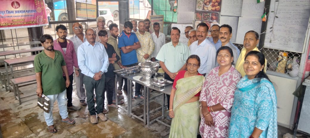 200 निर्धन एवं निराश्रित लोगों को भोजन कराया