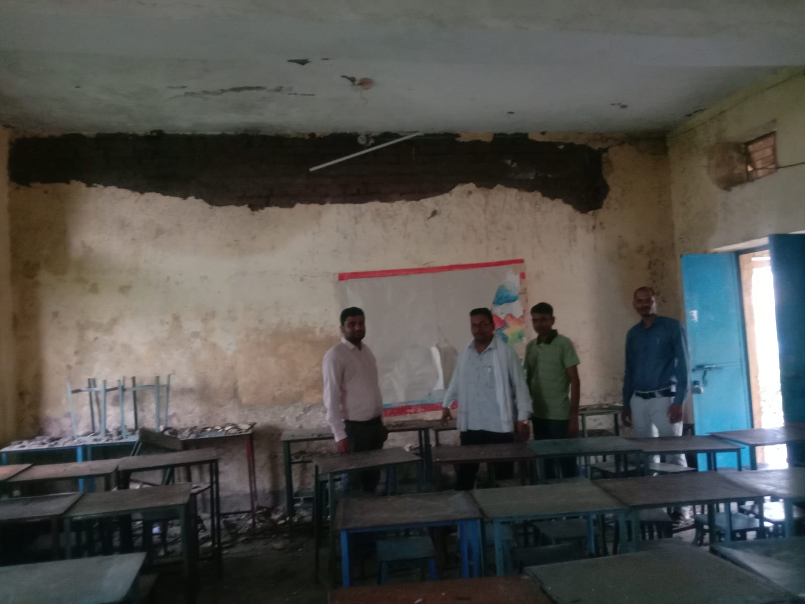 प्रार्थना के वक्त कमरे का प्लास्टर गिरा, विद्यालय अमरथून में हड़कंप