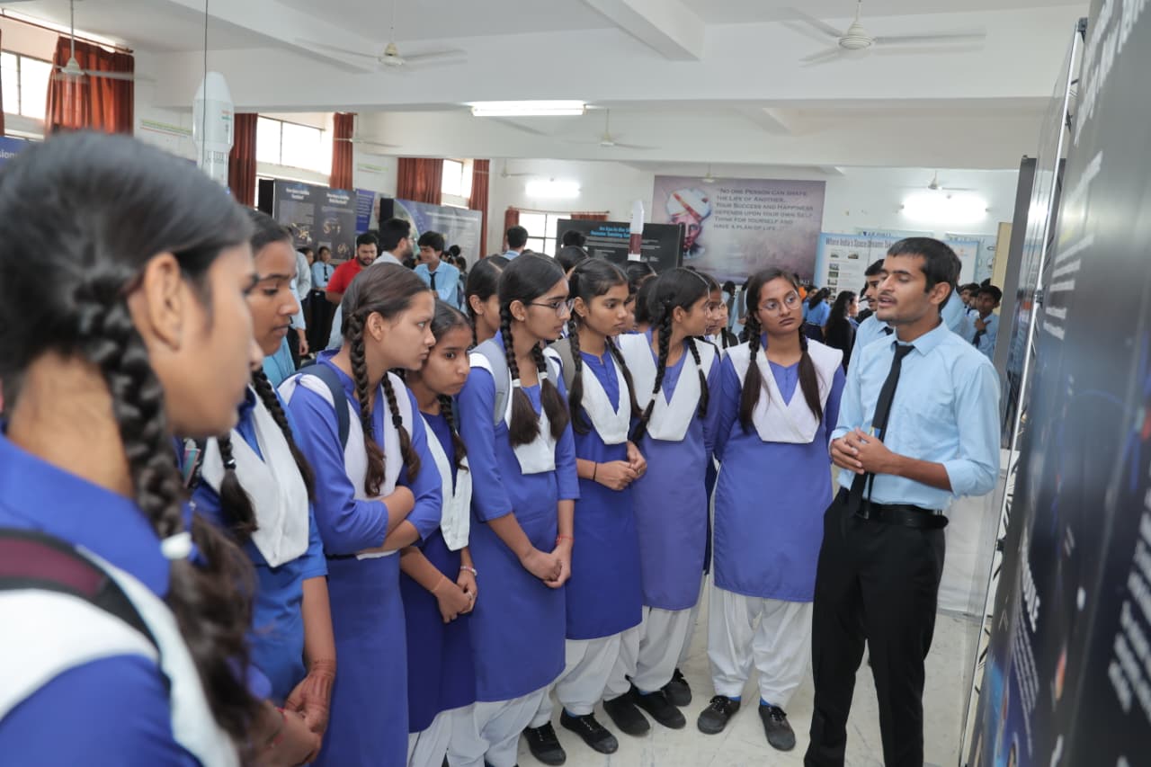 100 से ज्यादा स्कूलों के 8 हजार से ज्यादा विद्यार्थियों ने देखी  इसरो की प्रदर्शनी 