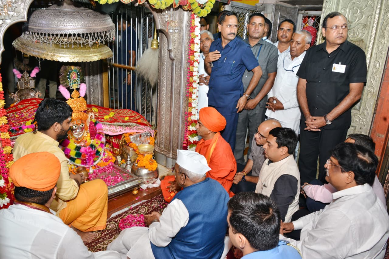 राज्यपाल श्री हरिभाऊ बागडे ने बाबा रामदेव जी की समाधि के किए दर्शन