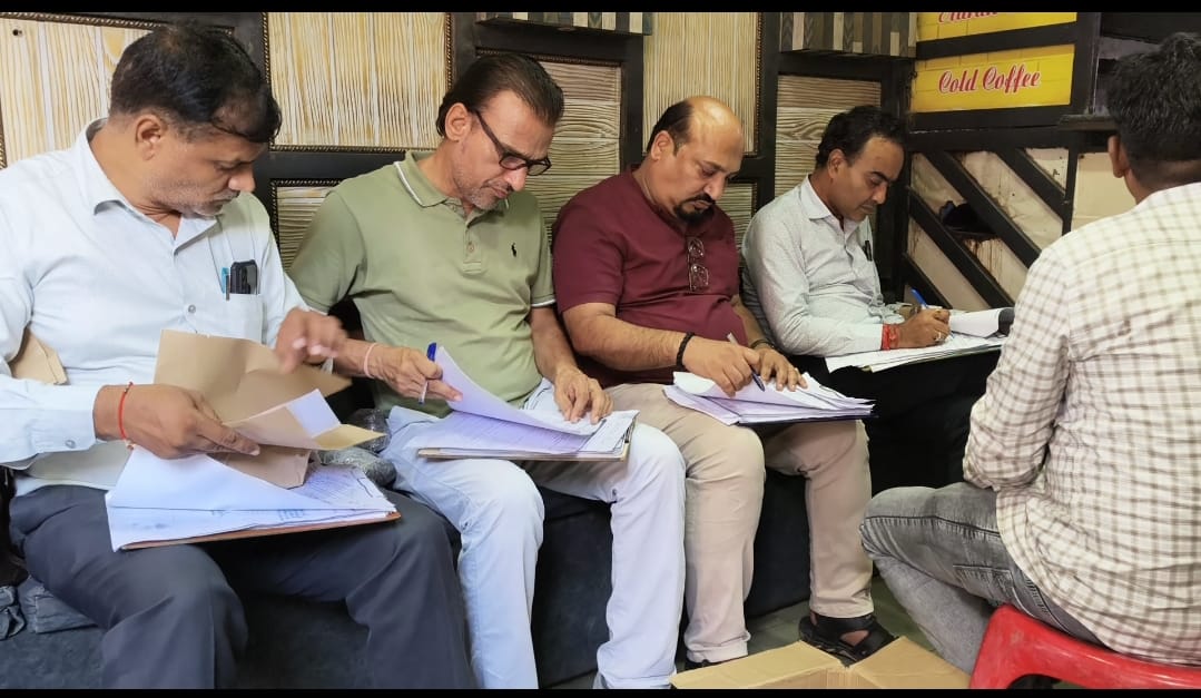गुमानपुरा स्थित प्रसिद्ध चाय विक्रेता सहित विभिन्न प्रतिष्ठानों का निरिक्षण करते हुए 17 नमूने लिए गए