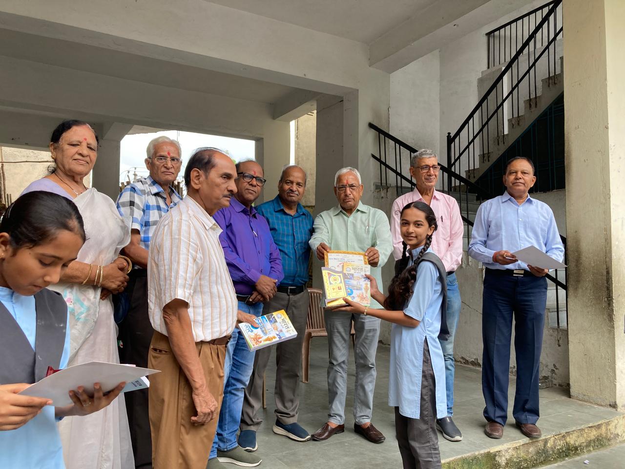 सुभाष शाखा ने तीन विद्यालयों में आयोजित किया गुरु वंदन छात्र अभिनंदन कार्यक्रम