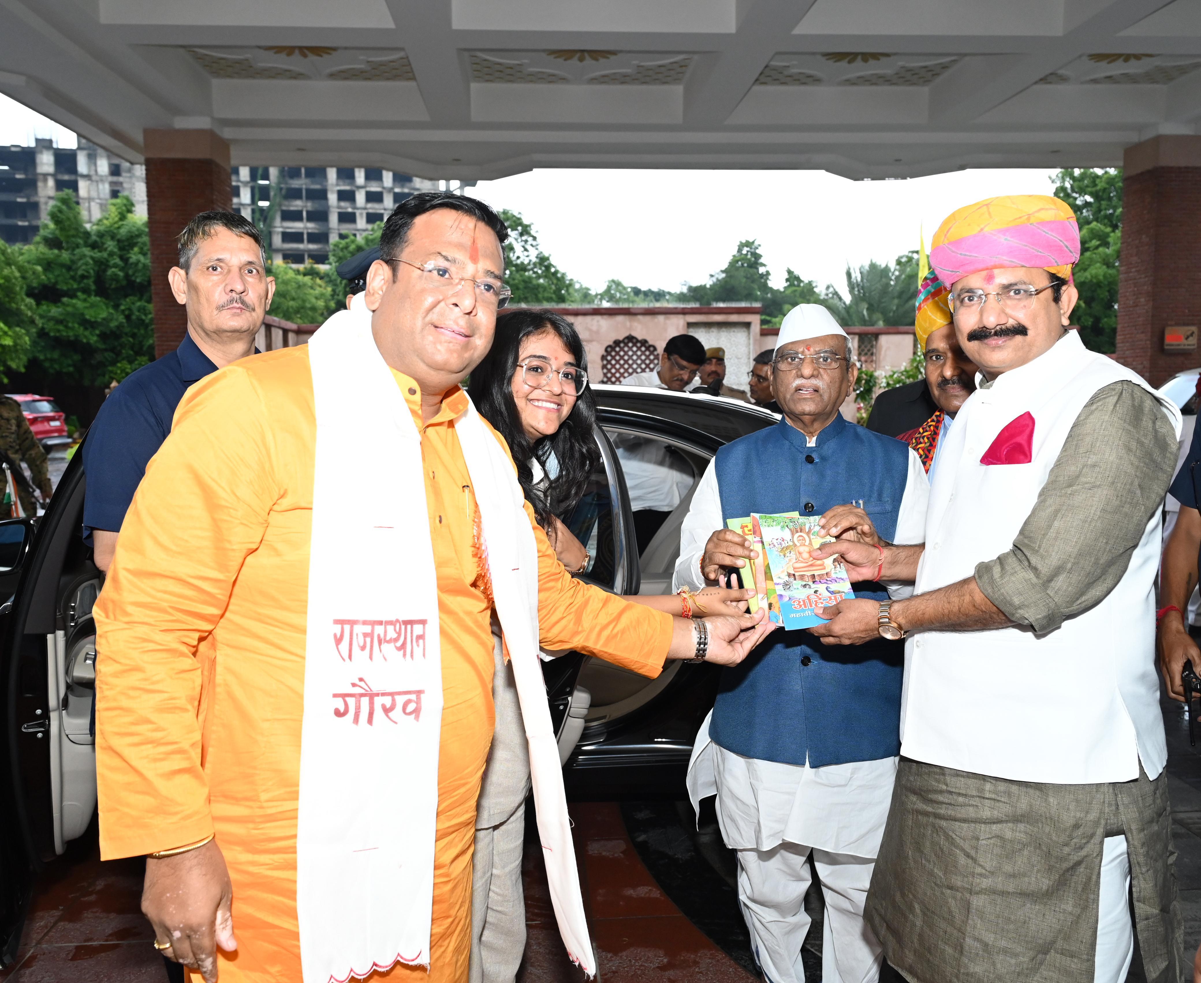 राज्यपाल को जैन साहित्य भेंट, राजस्थान गौरव सम्मान पर डॉ. शास्त्री ने जताया आभार