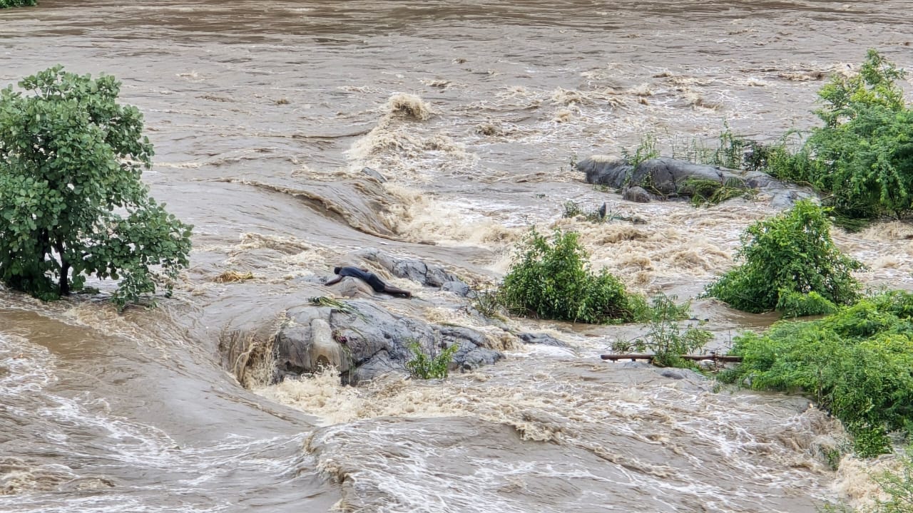 INDIAN ARMY RESCUES STRANDED INDIVIDUAL USING DRONES IN AYAD RIVER, UDAIPUR