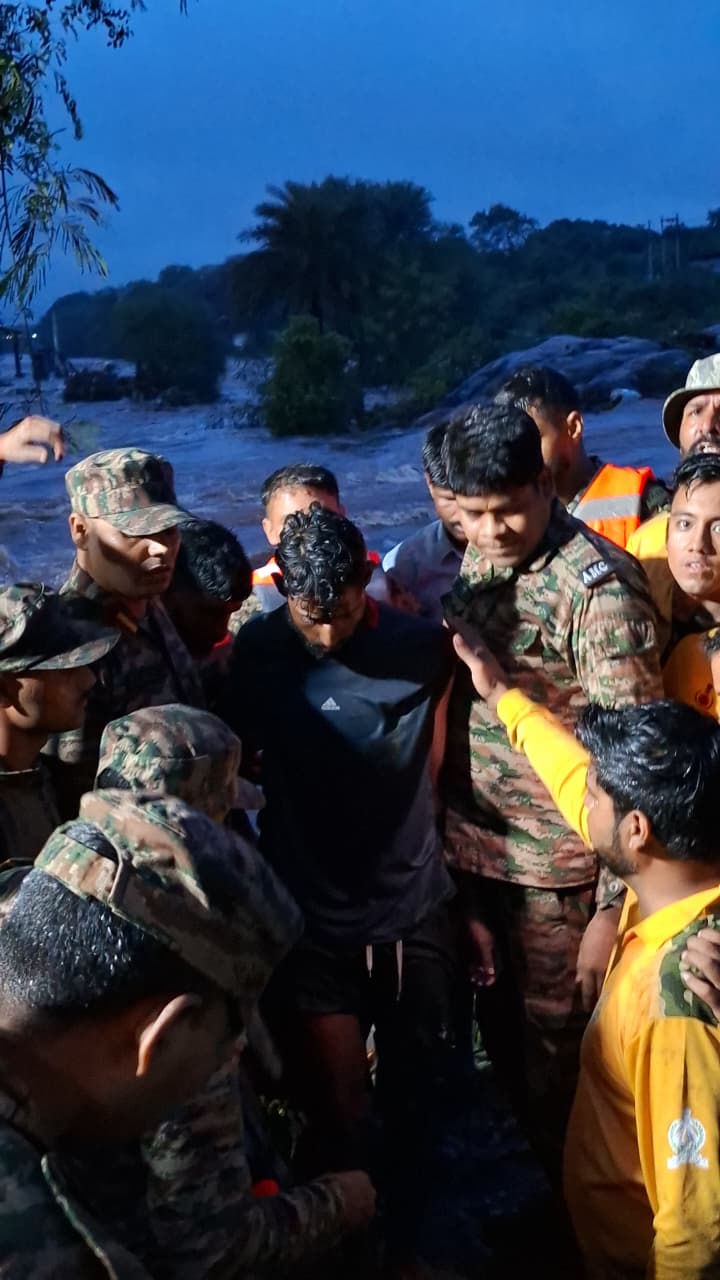 भारतीय सेना ने उदयपुर की अयाद नदी में फंसे व्यक्ति को ड्रोन की मदद से बचाया