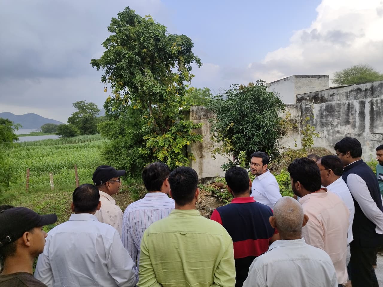 जिला कलेक्टर नमित मेहता पहुँचे उदयसागर कैचमेंट क्षेत्र के गांवों में