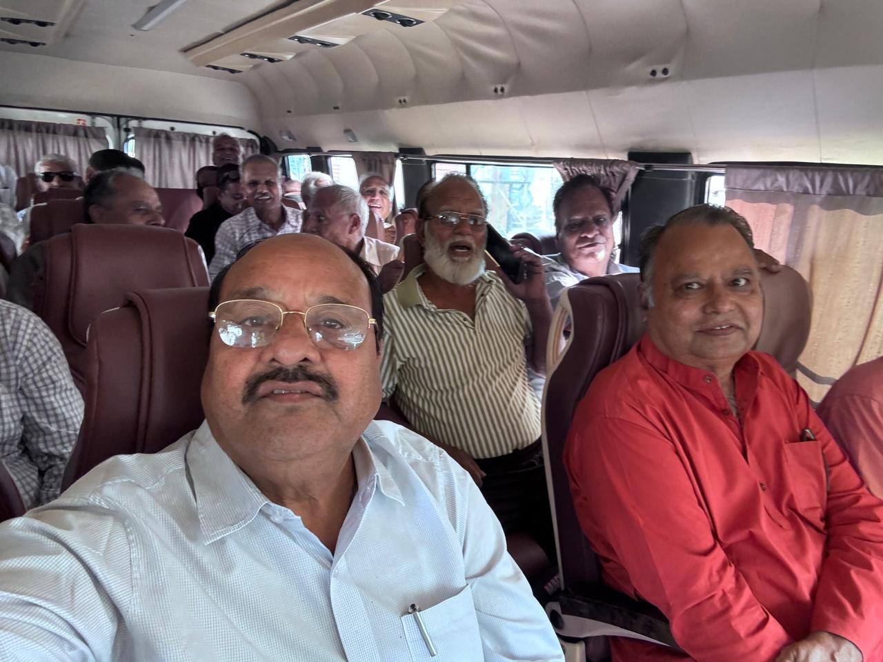 सुखाड़िया वि.वि.पेंन्शनर्श सोसाइटीज के 51 सदस्य जयपुर में होने वाले धरना-प्रदर्शन के लिए रवाना